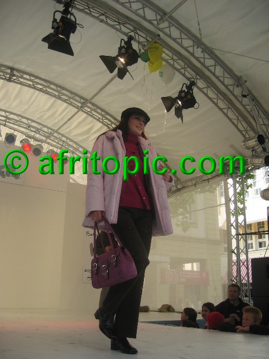 ../Images/Krefeld-Strssenmodenschau-2005 234.jpg